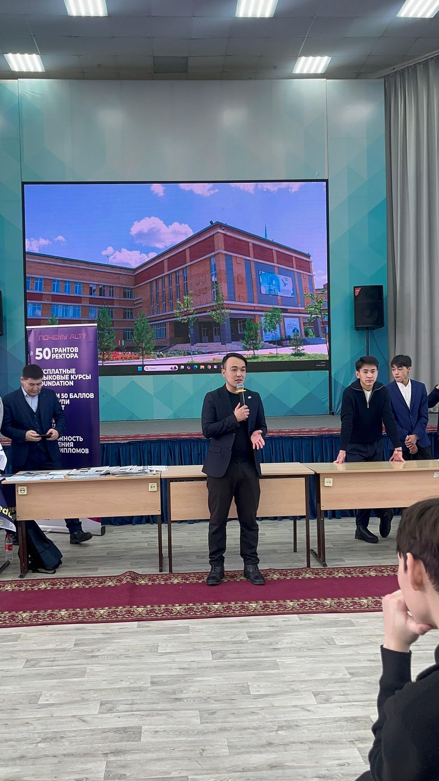 🗓 *6 ақпан күні* 8-9 сынып оқушылары үшін *”Кәсіби бағдар – мамандық таңдау”* тақырыбында *колледж мамандықтарының жәрмеңкесі* өтті!   🔎 Бұл іс-шараның басты мақсаты – оқушыларға болашақ мамандықтарын саналы түрде таңдауға көмектесу. Жәрмеңке барысында колледж өкілдері түрлі мамандықтар туралы жан-жақты ақпарат беріп, оқушылардың сұрақтарына жауап берді.   💡 Оқушылар:  ✅ Әртүрлі колледждердің білім беру бағдарламаларымен танысты;  ✅ Болашақ мамандықтардың қыр-сыры туралы білді;  ✅ Өздерін қызықтырған салалар бойынша пайдалы кеңестер алды.   🌟 Кәсіби бағдар беру – жастардың болашаққа деген сенімін арттырып, дұрыс таңдау жасауына жол ашады. Әр оқушы өзіне жақын, жаны сүйетін мамандықты таңдап, жарқын болашаққа қадам басады деп сенеміз!   📸 Іс-шарадан үздік сәттерді суреттерден көре аласыз